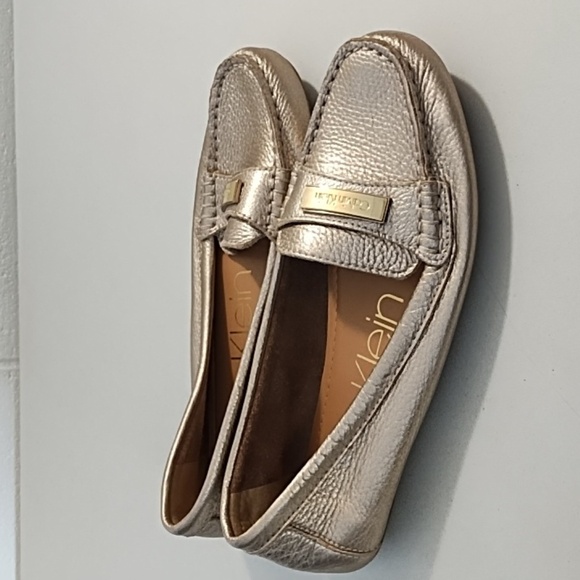 Calvin Klein Gold Pebbled Leather Comfort Loafer Shoe 7.5 Gold Metal Logo Accent - Picture 1 of 12